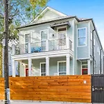 Spacious 5 Bedroom Retreat - Pool - Near It All!