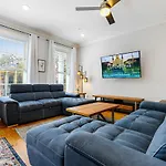 Modern 5 Bedroom - Large Pool - Near Everything New Orleans