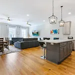 Modern 5 Bedroom - Large Pool - Near Everything
