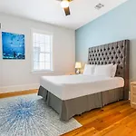 Modern 5 Bedroom - Large Pool - Near Everything Apartment *
