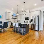 Modern 5 Bedroom - Large Pool - Near Everything *