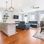 Hosteeva Brand New With A Pool Steps To St Charles Ave New Orleans