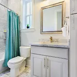 Modern 5 Bedroom - Large Pool - Near Everything * New Orleans