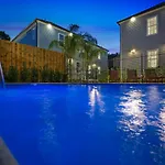 Hosteeva Brand New With A Pool Steps To St Charles Ave New Orleans