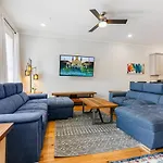 Apartment Modern 5 Bedroom - Large Pool - Near Everything New Orleans