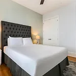 Apartment Modern 5 Bedroom - Large Pool - Near Everything *