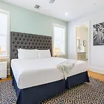 Modern 5 Bedroom - Large Pool - Near Everything Apartment *
