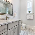 Hosteeva Brand New With A Pool Steps To St Charles Ave Apartment *
