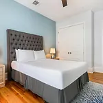 Apartment Modern 5 Bedroom - Large Pool - Near Everything