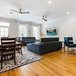 Modern 5 Bedroom - Large Pool - Near Everything *