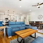Modern 5 Bedroom - Large Pool - Near Everything Apartment