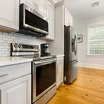 Apartment Modern 5 Bedroom - Large Pool - Near Everything *