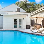 Luxury House With Pool And Hot Tub