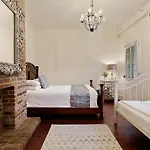 Bourbon Street Hotel *