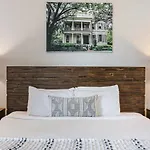 Modern & Fully Furnished In The Heart Of The Apartment New Orleans