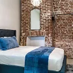 3bd / 6 Guests / Phenomenal Location Apartment *