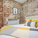 3bd / 6 Guests / Phenomenal Location Apartment