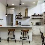 3bd / 6 Guests / Phenomenal Location Apartment *