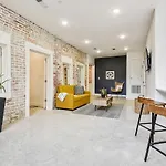 3bd / 6 Guests / Phenomenal Location Apartment