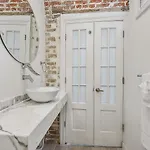 3bd / 6 Guests / Phenomenal Location Apartment