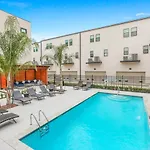 Modern 4Br Townhouse In Bienville Villas