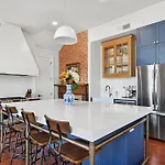 Fab 1838 Garden District 5br With Parking And Balcony Apartment