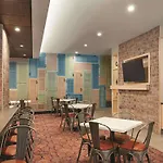 La Quinta & By Wyndham Downtown Hotel