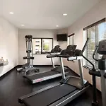 Country & By Radisson, I-10 East, La Hotel 3*