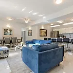 Apartment Stunning Near French Quarter