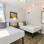 Stunning Near French Quarter Apartment *