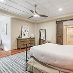 Modern & Fully Furnished In The Heart Of The Apartment New Orleans