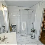 Vintage Uptown Hidden Gem, Walk To Everything New Renovation!
