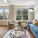 Modern & Fully Furnished In The Heart Of The Apartment New Orleans