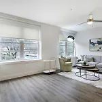 Modern & Fully Furnished In The Heart Of The Apartment