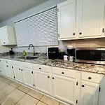 Beautiful 2200 Sqft Home Close To Canal