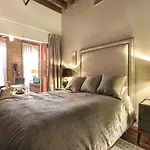 Warehouse District - Sophistication On The Edge Of Decadence