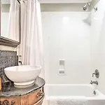 Apartment Inviting Uptown Apt: Perfect Location! *