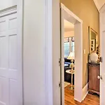 Inviting Uptown Apt: Perfect Location! Apartment *
