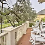 Inviting Uptown Apt: Perfect Location! Apartment