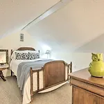 Inviting Uptown Apt: Perfect Location!