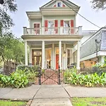 Inviting Uptown Apt: Perfect Location!
