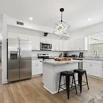 New Luxury 3br W Jacuzzi Apartment *