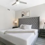 Modern & Fully Furnished In The Heart Of The Apartment