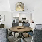 Modern & Fully Furnished In The Heart Of The Apartment *