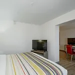 Country & By Radisson, I-10 East, La Hotel 3*