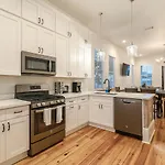 With 3 Bedrooms Near St. Charles With A Pool Apartment New Orleans