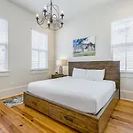 With 3 Bedrooms Near St. Charles With A Pool Apartment New Orleans