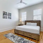 Apartment With 3 Bedrooms Near St. Charles With A Pool