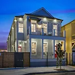 Spacious 5Br Urban Retreat W Balcony & Pool