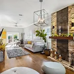 Grandcraftsman Style With Pool And Hot Tub/ Center To Of Holiday home